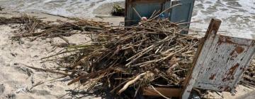 Спочатку піротехніки, потім комунальники: як в Одесі прибирають пляжі від сміття після підриву Каховської ГЕС