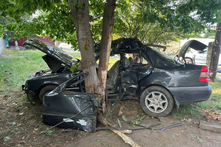 Чоловік та підліток у реанімації: в Ізмаїлі легковик в’їхав у стовп та дерево