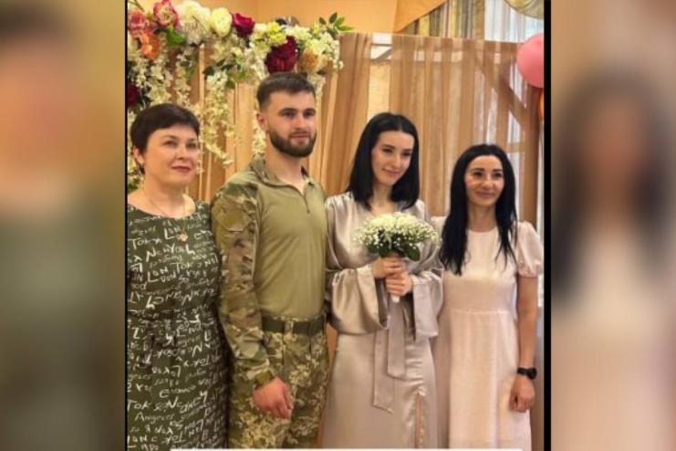 Колектив Арцизької станції екстреної медичної допомоги привітав колегу з днем весілля