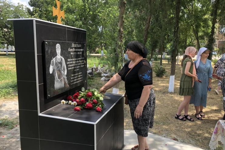 На Одещині встановили меморіальну дошку загиблому під Бахмутом старшому стрільцю Євгену Лебедько