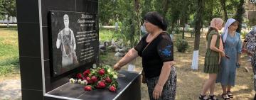 На Одещині встановили меморіальну дошку загиблому під Бахмутом старшому стрільцю Євгену Лебедько