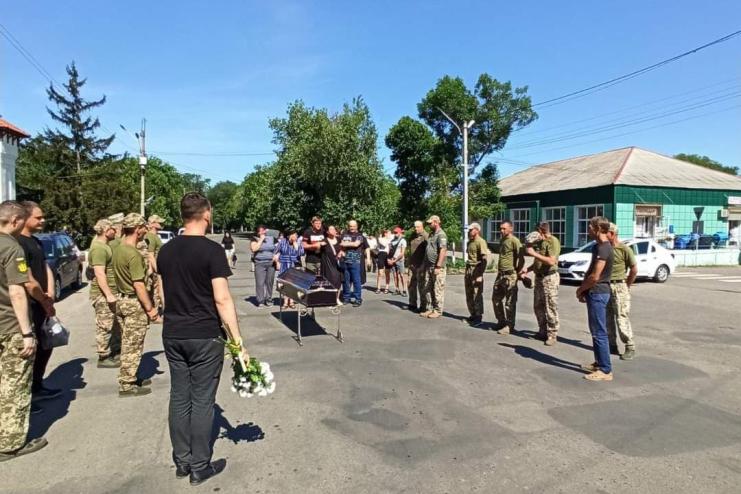 АРЦИЗЬКА ГРОМАДА ПРОВЕЛА В ОСТАННЮ ПУТЬ МУЖНЬОГО ГЕРОЯ, ВІРНОГО СИНА УКРАЇНИ