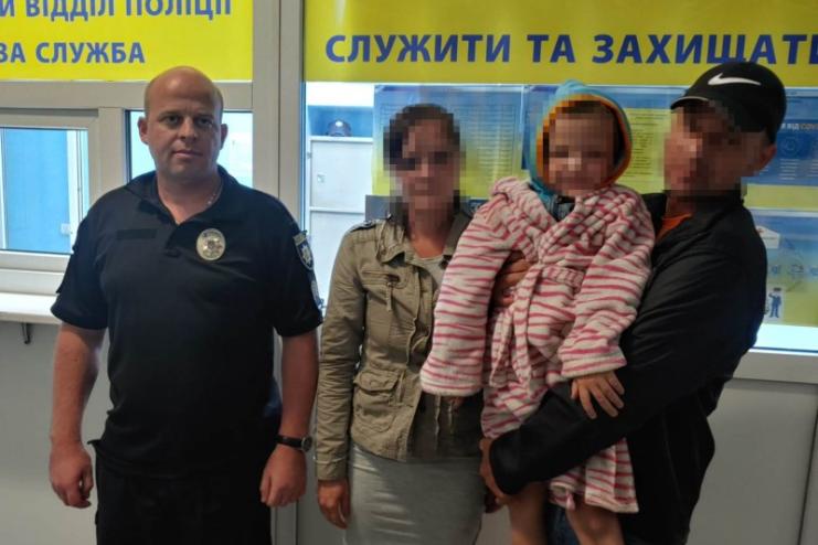 Один на вулиці під дощем: поліцейські розшукали батьків п'ятирічного хлопчика, якого перехожі виявили без супроводу дорослих