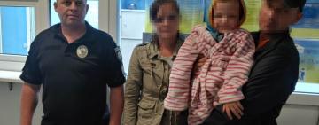 Один на вулиці під дощем: поліцейські розшукали батьків п'ятирічного хлопчика, якого перехожі виявили без супроводу дорослих
