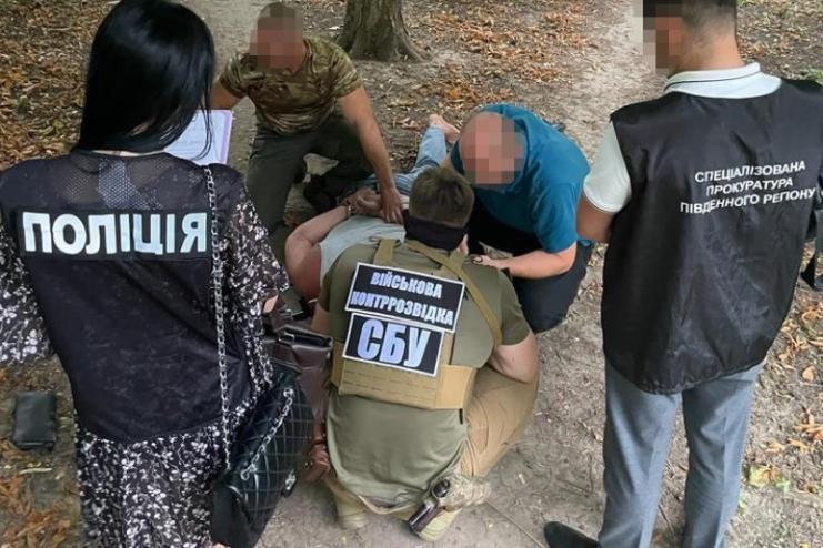 На Одещині викрили чоловіка у  спробі посприяти посадовцям обласного ТЦК у незаконному переправленні осіб через держкордон України