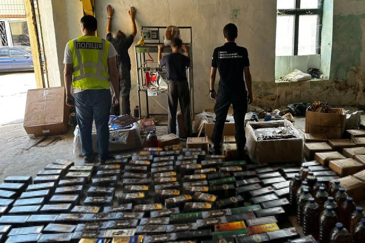 На Одещині поліцейські викрили підпільний цех з виготовлення «елітного» алкоголю 