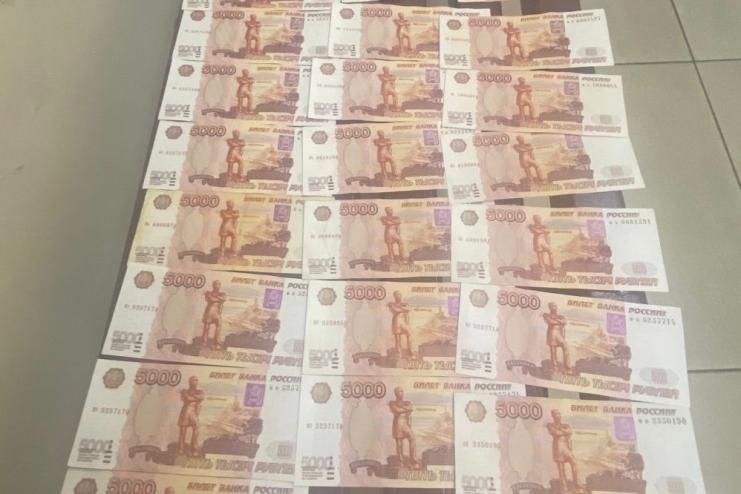 На Одещині жінка намагалась вивезти з країни 2 млн російських рублів