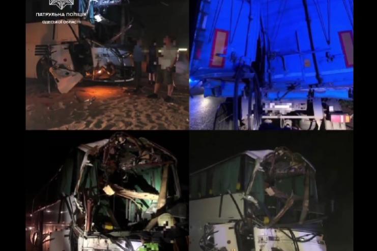 На трасі Одеса-Рені зіткнулися пасажирський автобус та вантажівка:11 постраждалих