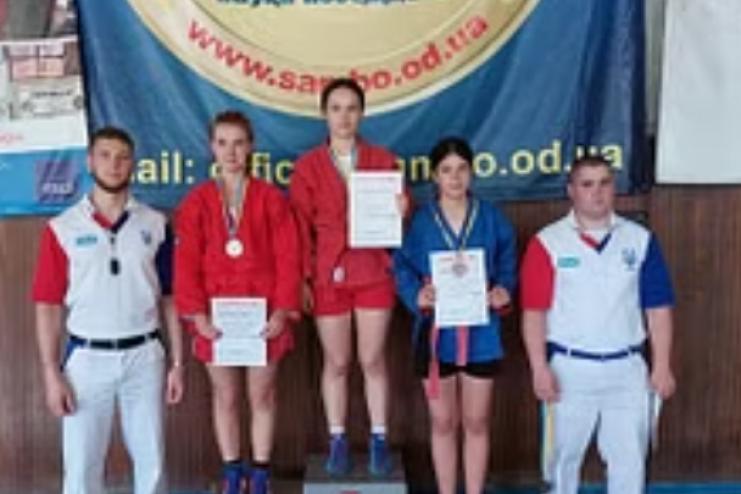 Спортсменка з Теплицької громади отримала “золото” серед юнаків з бойового самбо
