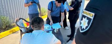 1000 доларів США за постановку на облік сільгосптехніки: в Одесі поліцейські викрили на хабарництві працівника Держспоживслужби