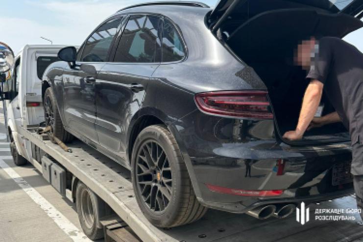 Майно родини ексвоєнкома Борисова заарештовано. Його родичі намагалися вивезти Porche – ДБР