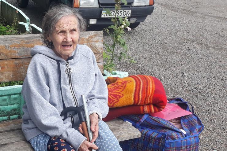  І МАМА СТАЛА НЕПОТРІБНОЮ: на Одещині троє дітей залишили стареньку матір на вулиці