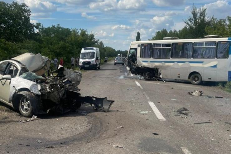 На Одещині легковик зіткнувся з маршруткою: одна людина загинула