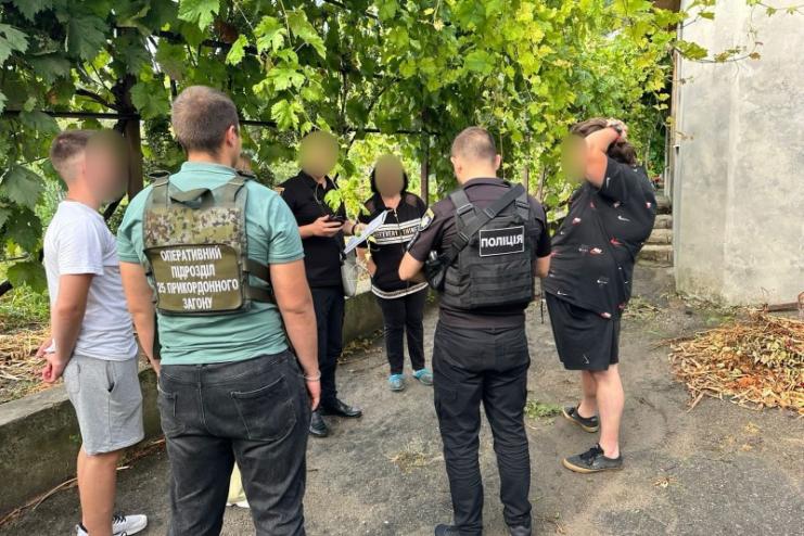 За кордон за 3500 дол: на Одещині затримано зловмисників, які незаконно переправляли чоловіків до Молдови (відео)