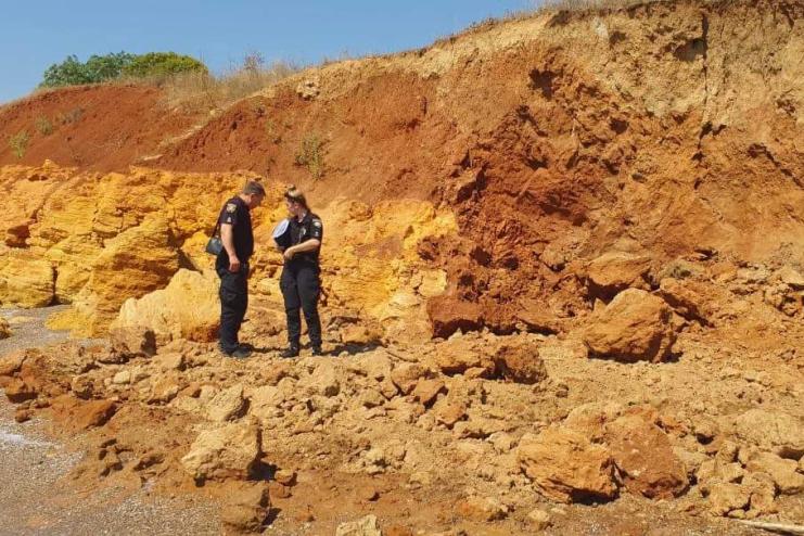 Поліція відкрила дві кримінальні справи за фактом гибелі дитини через зсув ґрунту на Одещині