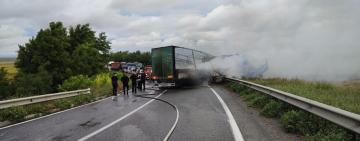 На трасі Одеса-Рені зіштовхнулись і загорілись дві вантажівки: постраждалі в лікарні