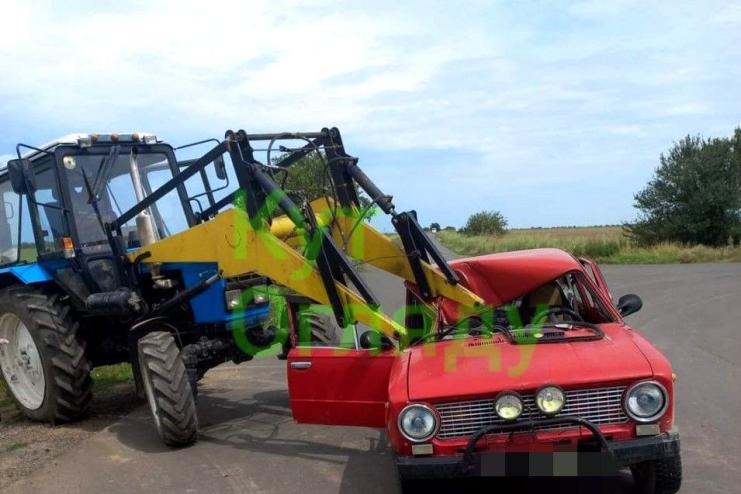 На Одещині трактор врізався у легковик і розчавив йому дах