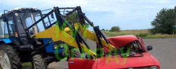 На Одещині трактор врізався у легковик і розчавив йому дах