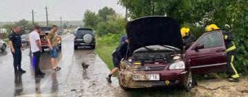 Рятувальники врятували водія з понівеченої автівки