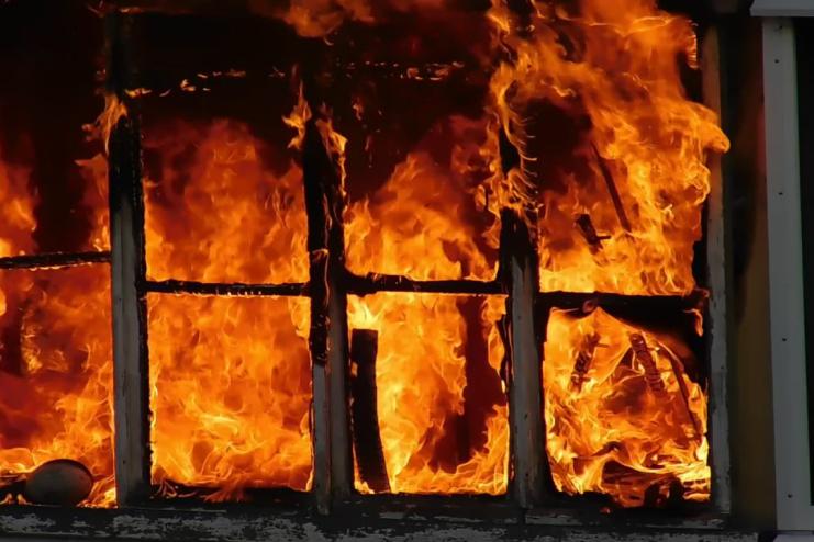 На Одещині під час пожежі у квартирі молодий чоловік випав із балкона і загинув