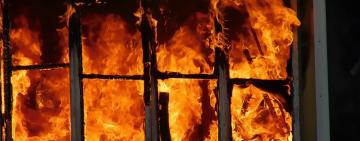 На Одещині під час пожежі у квартирі молодий чоловік випав із балкона і загинув