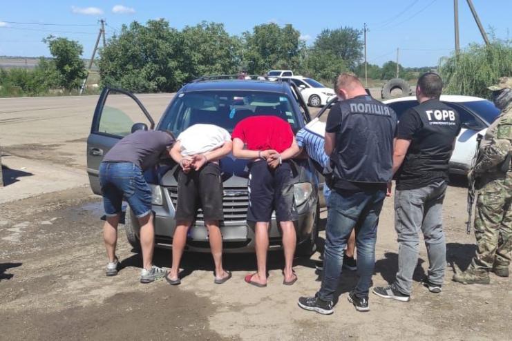 У ПІДЛОЗІ ЛЕГКОВИКА  ЗА 4500$: НА ТРАСІ «ОДЕСА-РЕНІ» ЗАТРИМАЛИ ІНОЗЕМЦІВ, ЯКІ ПЕРЕВОЗИЛИ В МОЛДОВУ ДВОХ УКРАЇНЦІВ