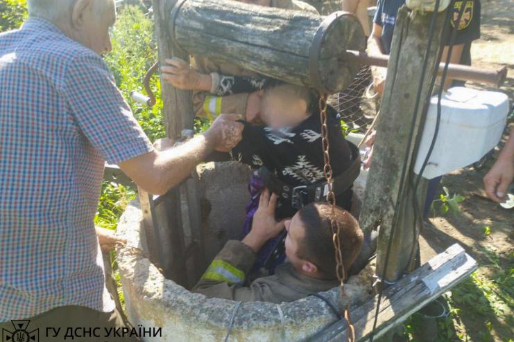 На Одещині врятували літню жінку, яка впала у чотириметрову криницю