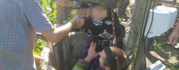 На Одещині врятували літню жінку, яка впала у чотириметрову криницю