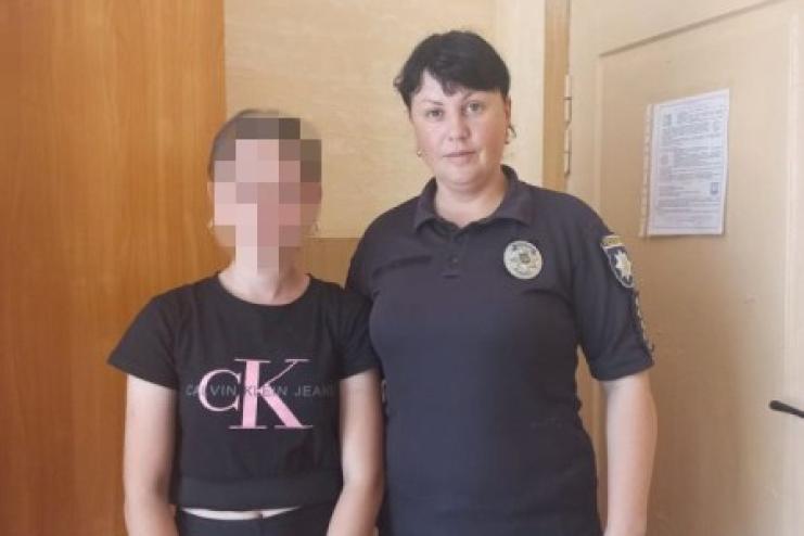 На Одещині мати напоїла власну доньку алкоголем, після чого дівчинка втекла з дому