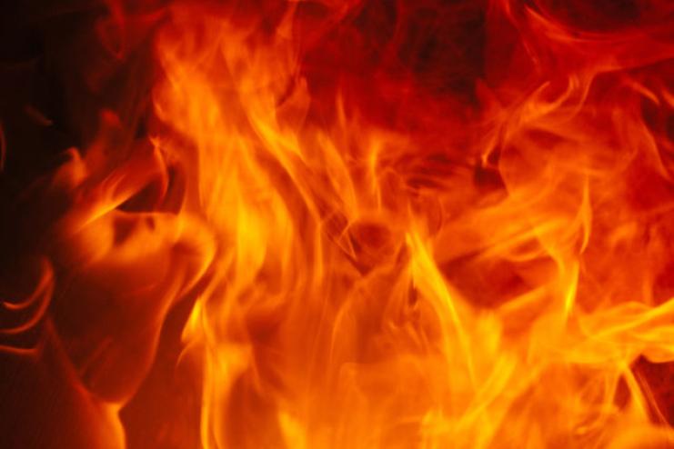 На Одещині сплахнув дах будинку: господаря госпіталізували у важкому стані