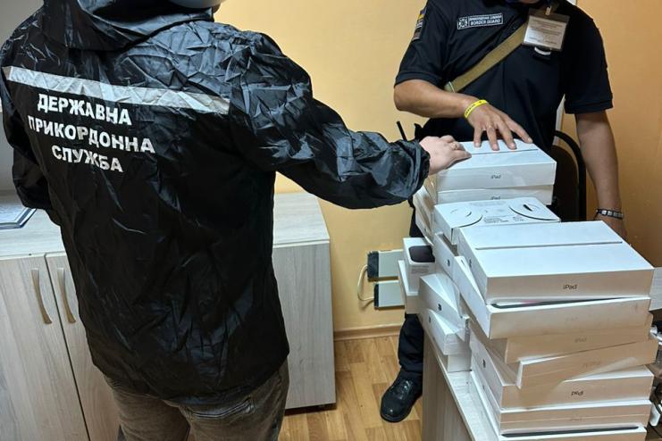 Планшети, годинники, медіаплеєри – на Одещині виявили товар на 450 тисяч, який хотіли незаконно ввезти  в Україну