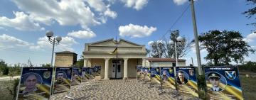 З болем і сльозами на очах: на Одещині вшанували загиблих, а також згадували безвісти зниклих та полонених захисників