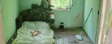 Жила у закинутій будівлі: на Одещині поліцейські і соцслужби вилучили у матері двомісячного сина