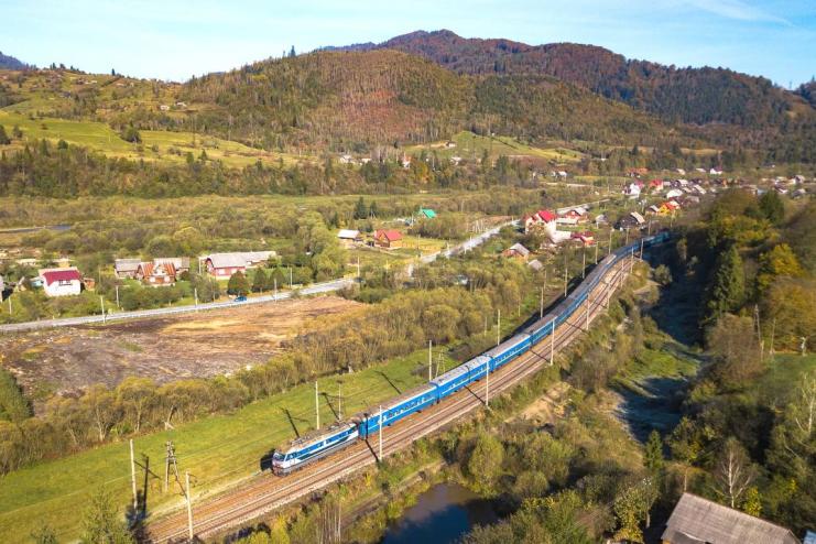 Укрзалізниця запускає додаткові потяги до початку навчального року