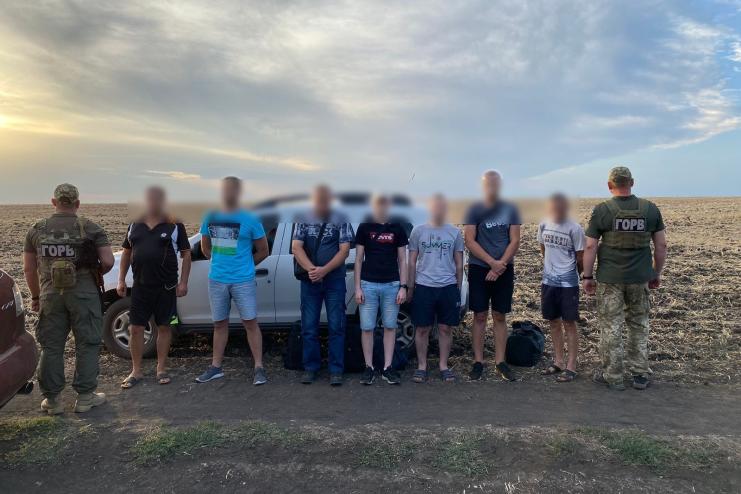 Два автомобілі, 10 порушників: прикордонники Одещини затримали ухилянтів, які хотіли втекти до Молдови (відео)
