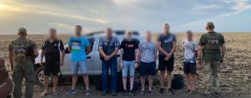 Два автомобілі, 10 порушників: прикордонники Одещини затримали ухилянтів, які хотіли втекти до Молдови (відео)