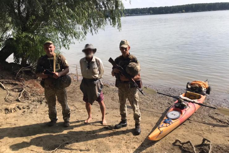 Майже 60-денна подорож Дунаєм на каяку закінчилась для каліфорнійця порушенням державного кордону України