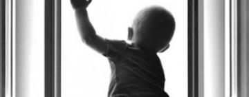 І знов москітна сітка: в Одесі дворічна дитина випала з вікна 8-го поверху