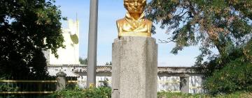 «Вип’єм, няня»: мешканцям Одещини пропонують знести погруддя Пушкіна за пляшку віскі