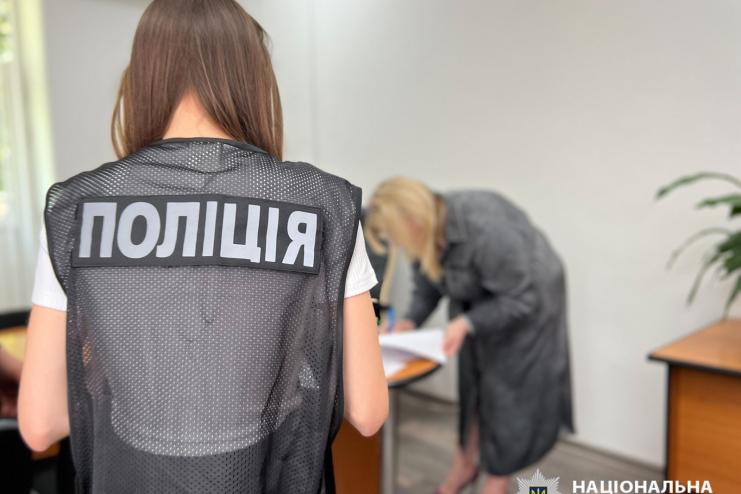 5000 доларів США за поновлення підприємницької діяльності: на Одещині керівна особа податкової погоріла на хабарі»