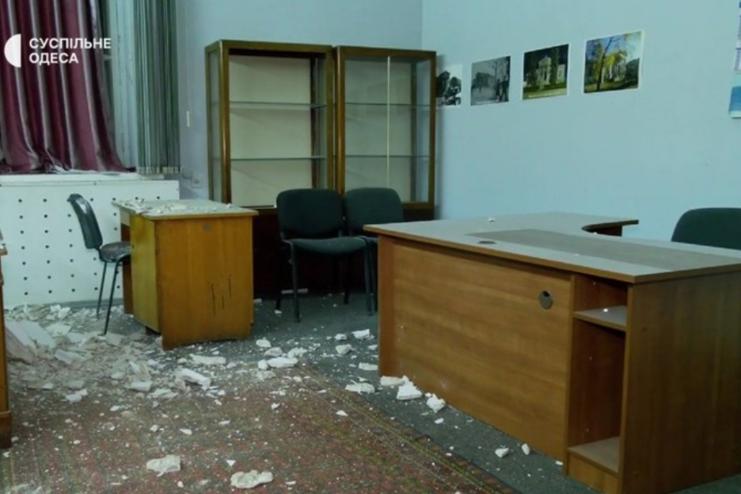Тріщина на всю будівлю: в одеському музеї через обстріли обвалилася стеля