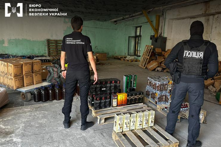 Типу «елітний» алкоголь на 1,5 млн гривень: на Одещині незаконно виготовляли та продавали підроблені віскі, горілку та коньяк