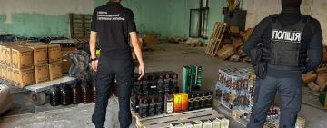 Типу «елітний» алкоголь на 1,5 млн гривень: на Одещині незаконно виготовляли та продавали підроблені віскі, горілку та коньяк