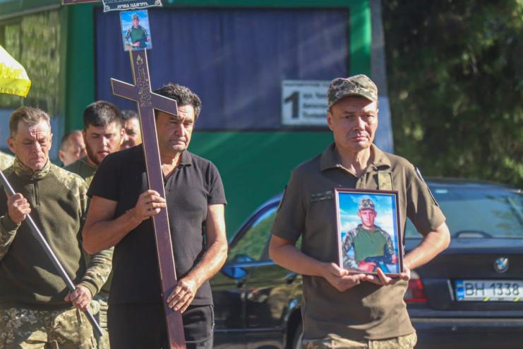 «Ідуть у засвіти найкращі…..»: Арцизька громада провела в останню путь мужнього воїна