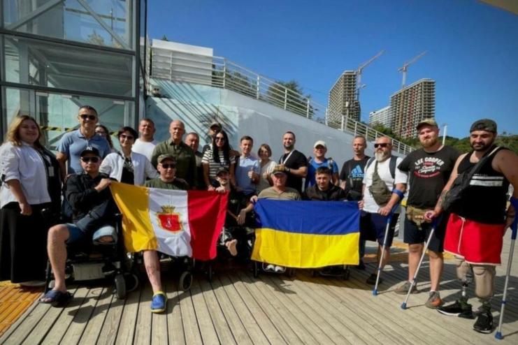 Військовослужбовці, які отримали поранення, відвідали інклюзивний пляж в Одесі
