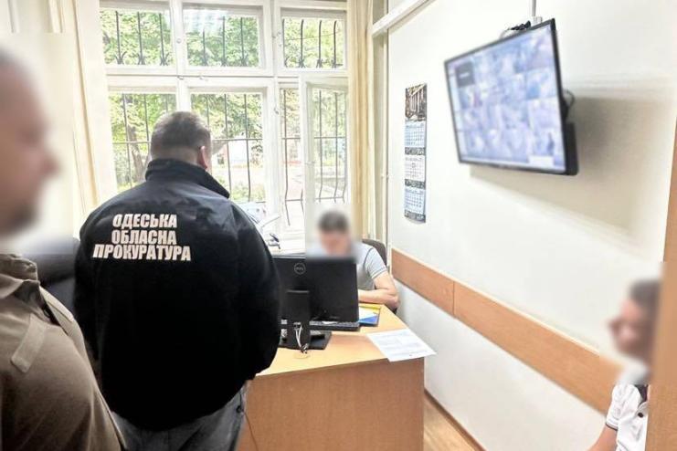 Одеського митника підозрюють у наданні недостовірних доказів суду та шахрайстві 