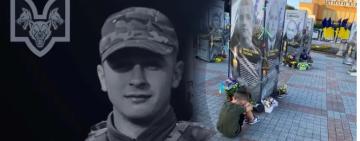 "Сидить і тихенько плаче": мережу зворушив хлопчик, котрий прийшов до стели свого брата-героя