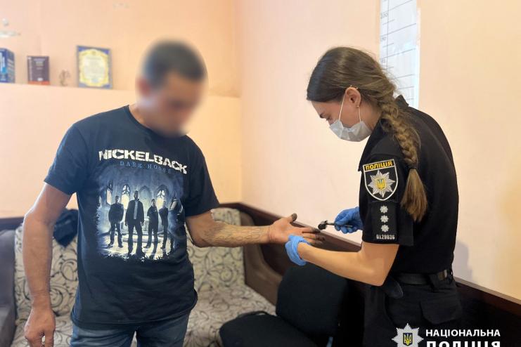 Приревнував, поранив ножем і втік: одеські поліцейські викрили жителя іншої області у спричиненні смертельних тілесних ушкоджень місцевому жителю