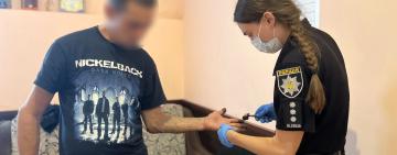 Приревнував, поранив ножем і втік: одеські поліцейські викрили жителя іншої області у спричиненні смертельних тілесних ушкоджень місцевому жителю