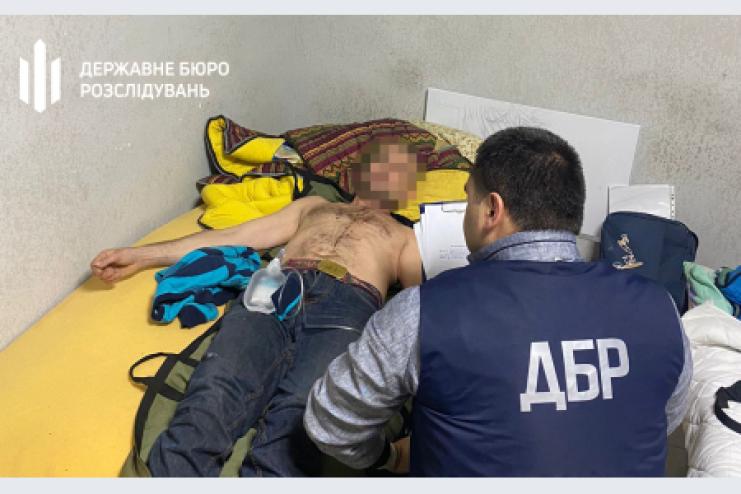 Морили голодом, били та знущалися: ДБР затримало двох співробітників військомату (відео)